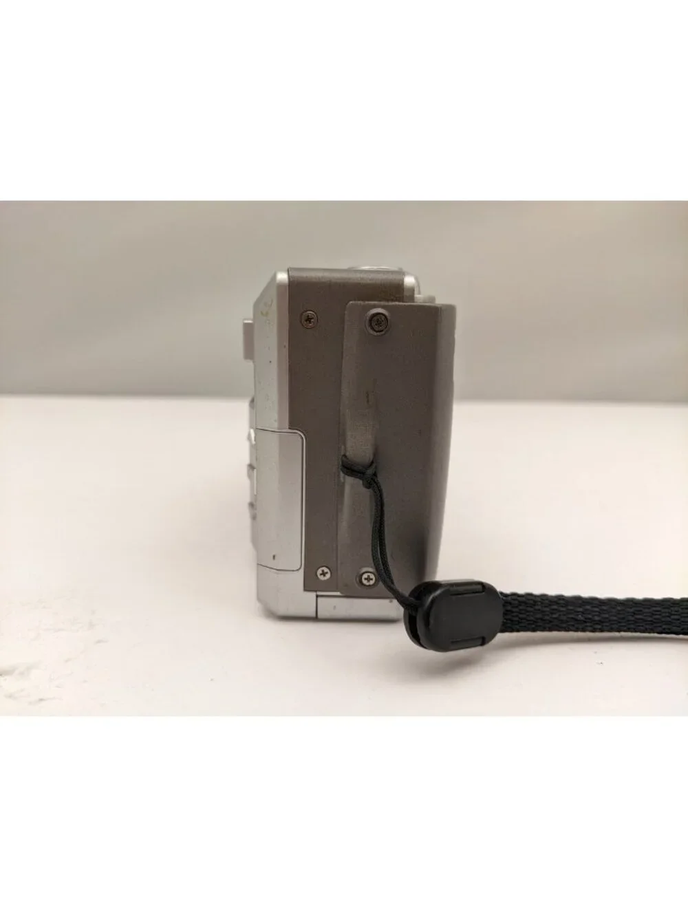 HP 735 PHOTOSMART Digital Camera w/ Wrist Strap | 3.2 MP | Silver | Q2210A USED